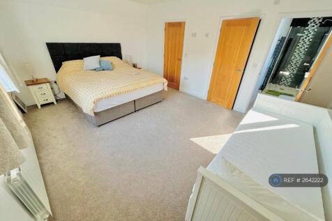 Master With Walk In Wardrobe And En-Suite