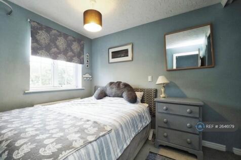 King Size Bed With Storage &amp; Clothing Rails
