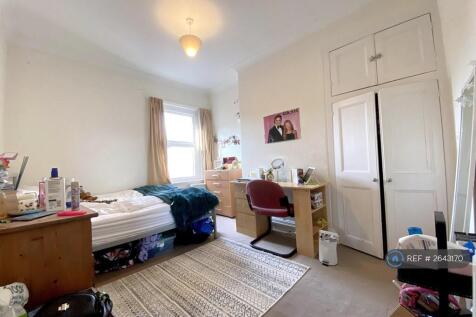 First Floor Middle Bedroom