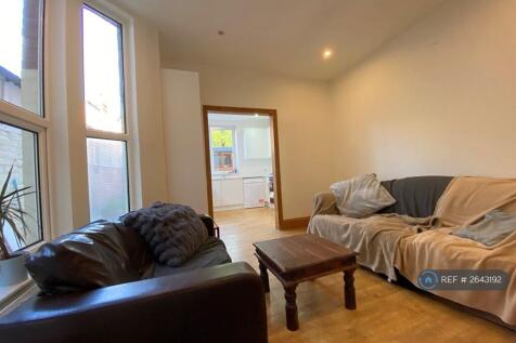 Lounge Thru To Kitchen