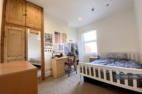 First Floor Middle Bedroom