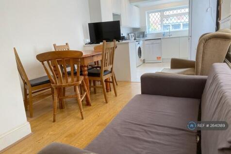 Lounge/ Diner Thru To Kitchen
