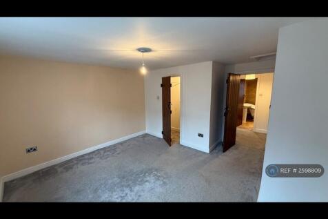 Big Main Bedroom With Walk In Wardrobe 