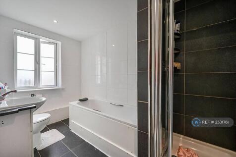 Room 1 Ensuite With Full Bath
