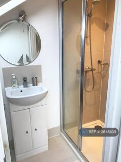 Upper Bedroom Ensuite (1b)