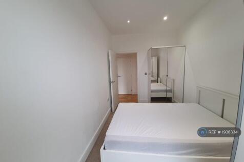 Second Bedroom With Double Bed&amp;2 Mirror Cupboards