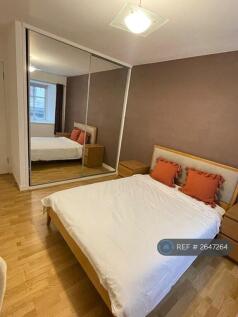 Spacious Bedroom With Double Mirrored Wardrobes