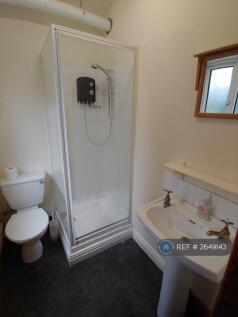 Flat 2 : Bathroom.