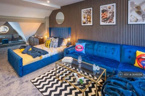 Bed &amp; Lounge 