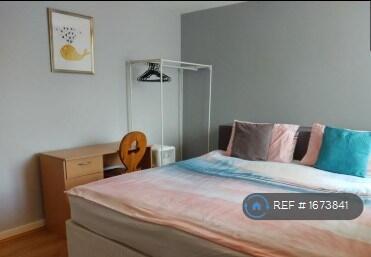 King Sized Bedroom (Rear)