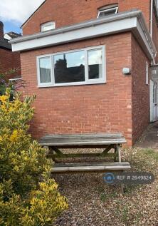 Rear Garden With Picnic Bench 