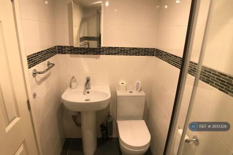 Bathroom Toilet, Basin &amp; Mirror Cabinet