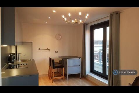Living Room/Dining Area