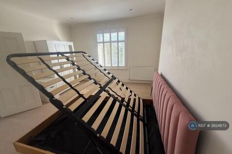 Large Bedroom - Back 