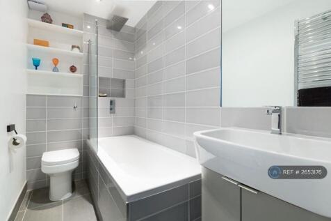 Master Bedroom 1 Ensuite With Bath And Shower