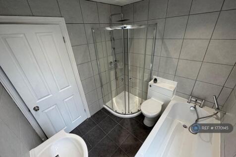 Main Bathroom 
