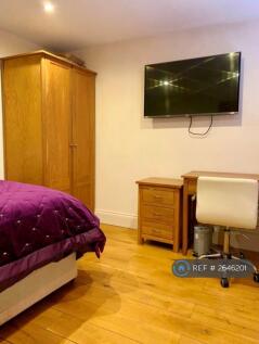 Huge Ensuite Rooms With Smart Tvs