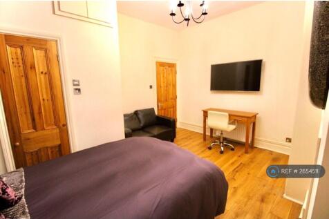 Huge Ensuite Bedroom With Huge Smart