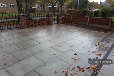 Spacious Front Garden 