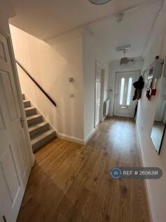 Spacious Entrance Area