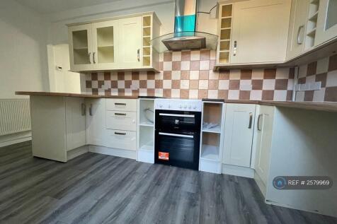 Large Fitted Kitchen With Breakfast Bar