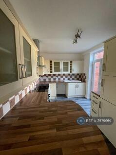 Large Fitted Kitchen With Breakfast Bar