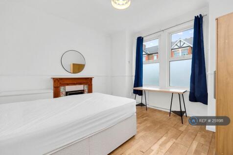 Downstairs Large Double Bedroom (1)