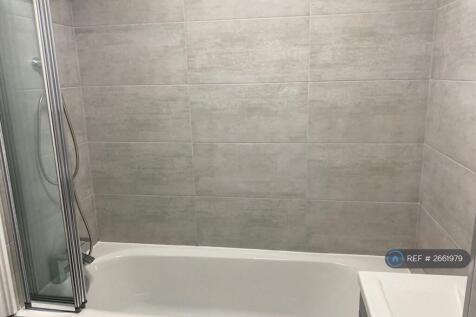 Bath With Shower And Folding Screen