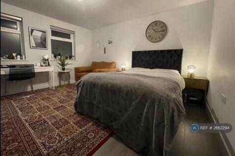 Studio Bedroom With Sofa Desk Kitchenette, Ensuite