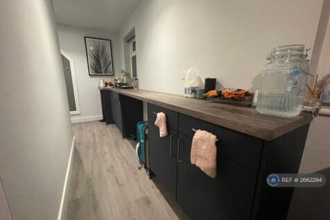 Long Kitchen Worktop With Plenty Of Storage