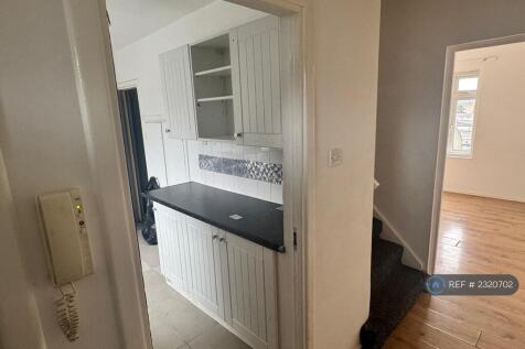 Kitchen With Fitted Electric Hub And Oven Cooker