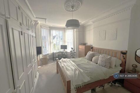 Large Double Bedroom With Bay