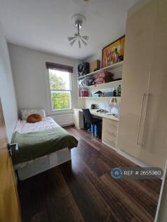 Single Bedroom With Inbuilt Storage & Desk