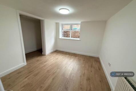Bedroom 1 w/ Walk In Wardrobe