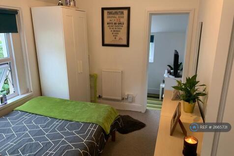 En Suite Double Bedroom With Lounge