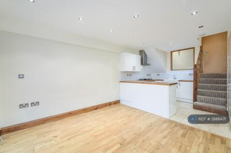 Spacious Lounge And Kitchen