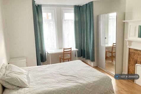 Bright Master Bedroom On The Ground Floor