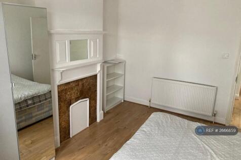 Bright Master Bedroom On The Ground Floor