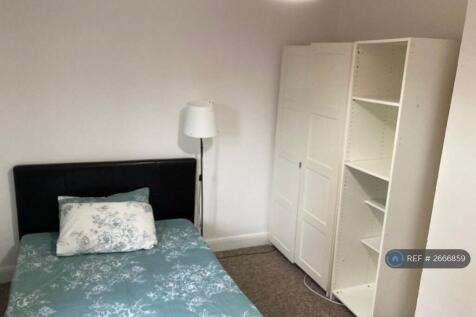 Spacious Double Bedroom On The First Floor