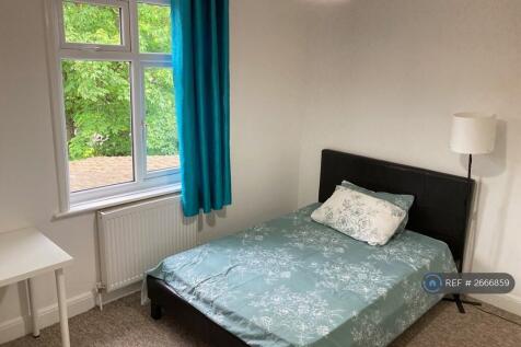 Spacious Double Bedroom On The First Floor