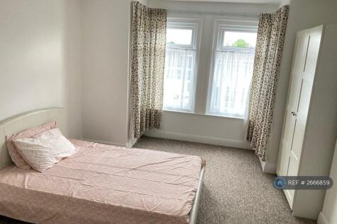 Bright Master Bedroom On The Ground Floor