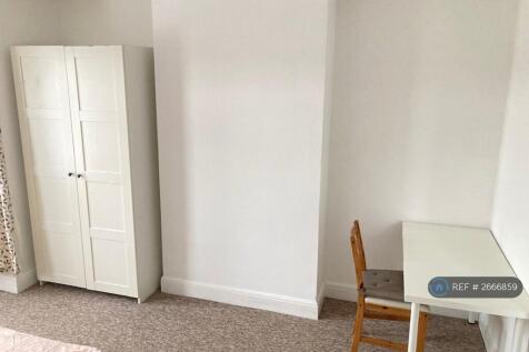 Bright Master Bedroom On The Ground Floor