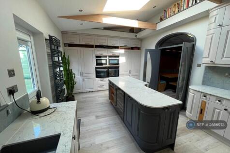 Kitchen (3/3) (Shared)