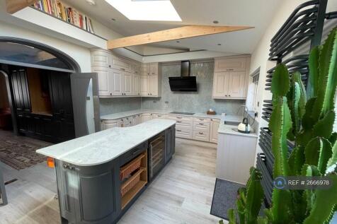 Kitchen (1/3) (Shared)