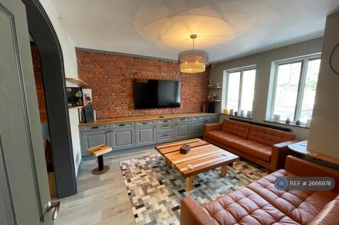 Lounge (1/2) (Shared)