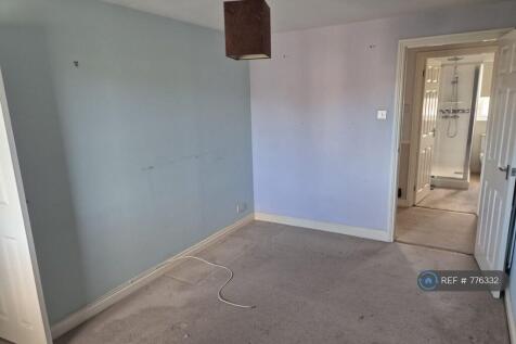 Master Bedroom (Inwards)