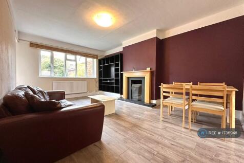 Large, Spacious Living Room