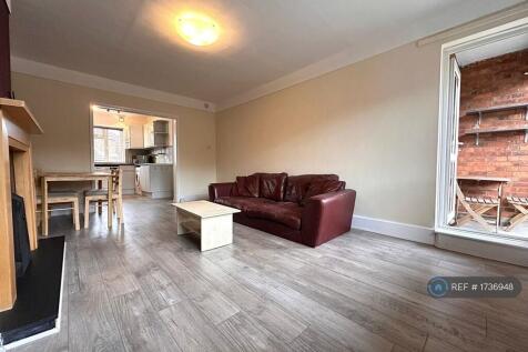 Large, Spacious Living Room