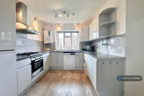 Updated Kitchen With Dishwasher & Washing Machine