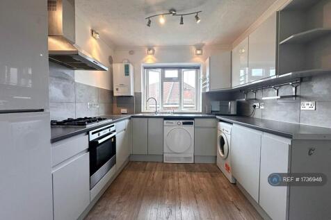 Updated Kitchen With Dishwasher & Washing Machine